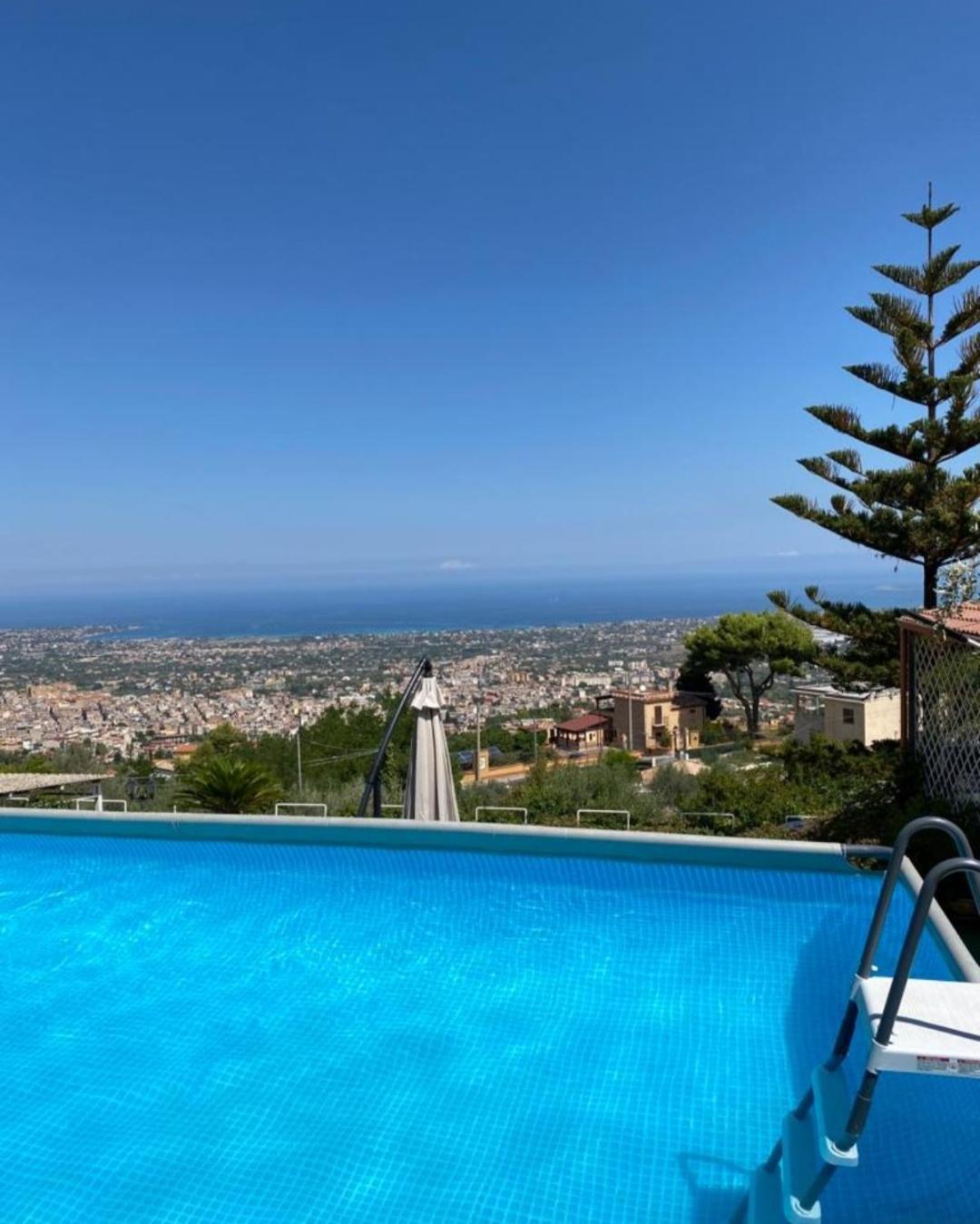 Lomarchi Holiday Home كاريني الغرفة الصورة